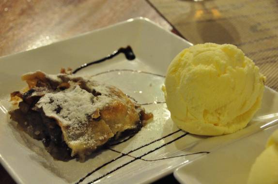 Apfelstrudel, ou torta de maçã, a sobremesa típica e deliciosa servida em Treze Tilias, em Santa Catarina